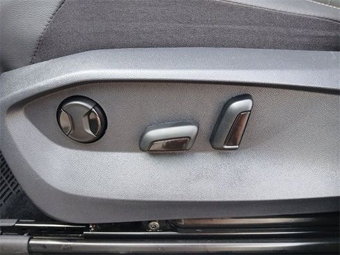 Used 2024 Volkswagen Tiguan SE w/ Panoramic Sunroof Package image 39