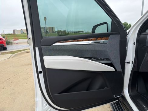 Used 2025 Cadillac Escalade ESV Sport Platinum image 14