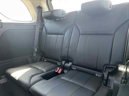 Used 2018 Land Rover Discovery SE image 25