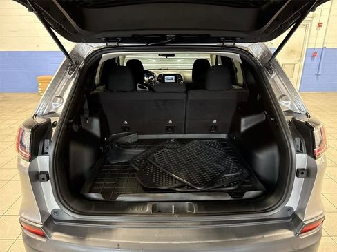 Used 2019 Jeep Cherokee Latitude w/ Cold Weather Group image 11