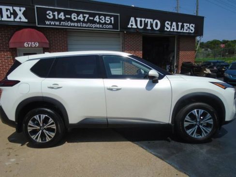 Used 2021 Nissan Rogue SV image 2