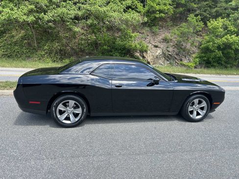 Used 2016 Dodge Challenger SXT RWD image 8