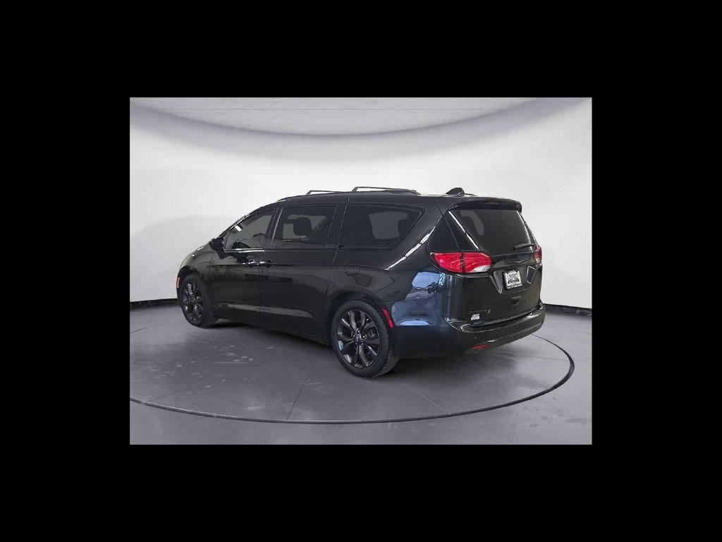 Used 2018 Chrysler Pacifica Touring-L Plus FWD image 4