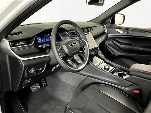 New 2025 Jeep Grand Cherokee L Altitude image 8