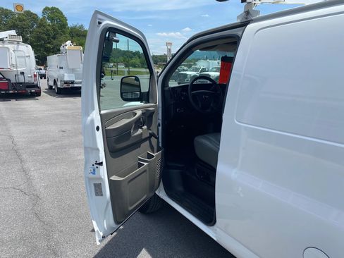 Used 2011 Chevrolet Express 2500 RWD image 7