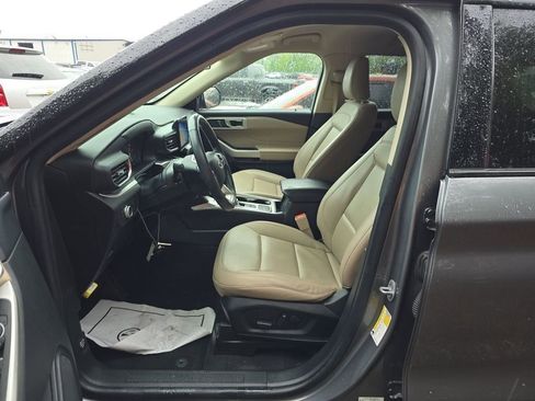 Used 2022 Ford Explorer XLT w/ Equipment Group 202A image 3