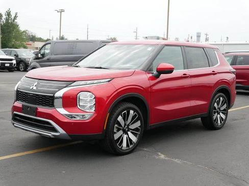 Used 2025 Mitsubishi Outlander SE AWD/4WD image 2