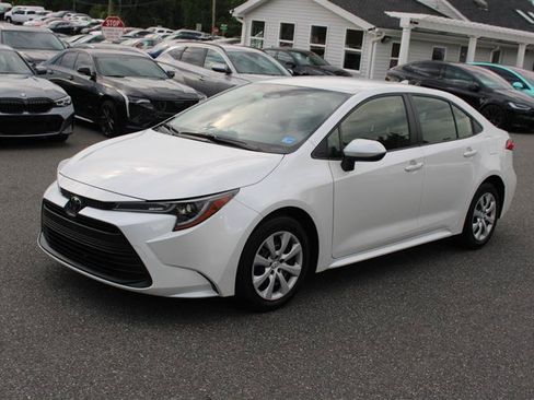 Used 2025 Toyota Corolla LE FWD image 4