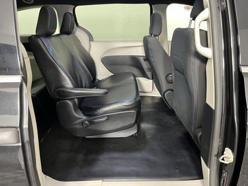 Used 2020 Chrysler Voyager L image 26