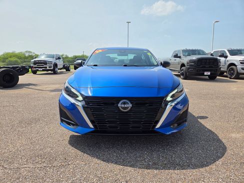 Used 2025 Nissan Altima 2.5 SV FWD image 2