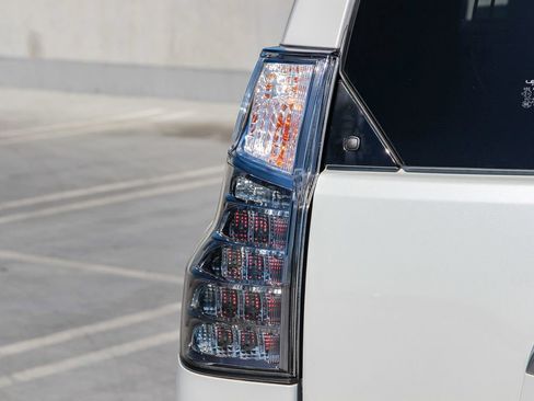 Used 2021 Lexus GX 460 Luxury w/ Off Road Package AWD/4WD image 7