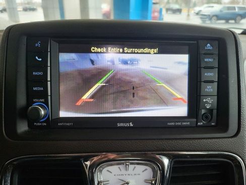 Used 2013 Chrysler Town & Country Touring-L w/ Driver Convenience Group image 7