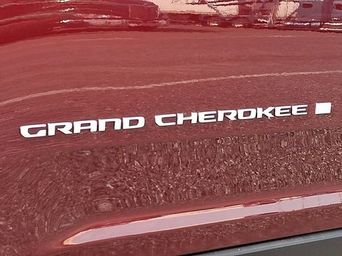 Used 2025 Jeep Grand Cherokee Laredo w/ Luxury Tech Group I AWD/4WD image 32