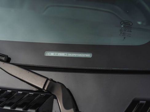 Used 2024 Land Rover Defender 110 SE image 21