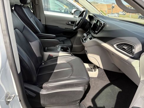 Used 2023 Chrysler Pacifica Touring-L image 26