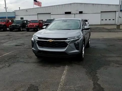 Certified 2025 Chevrolet Trax LS w/ LS Convenience Package FWD image 3