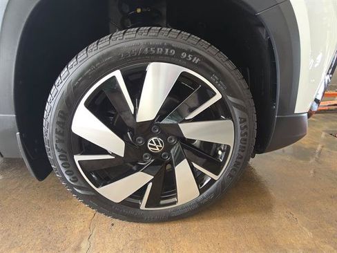 Used 2024 Volkswagen Taos SEL AWD/4WD image 25