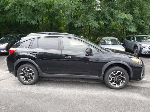 Used 2017 Subaru Crosstrek 2.0i Limited w/ Popular Package #2 AWD/4WD image 2
