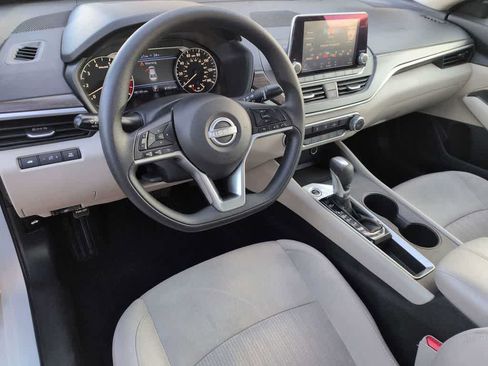 Used 2025 Nissan Altima 2.5 SV FWD image 4