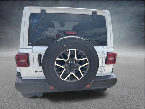 Used 2025 Jeep Wrangler Unlimited Sahara AWD/4WD image 9