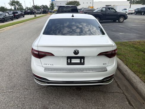Used 2024 Volkswagen Jetta SEL FWD image 9