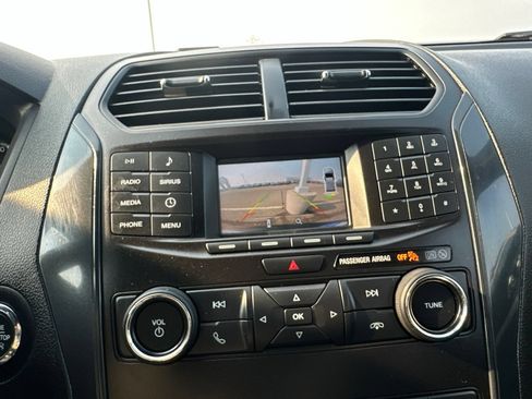 Used 2018 Ford Explorer XLT AWD/4WD image 62