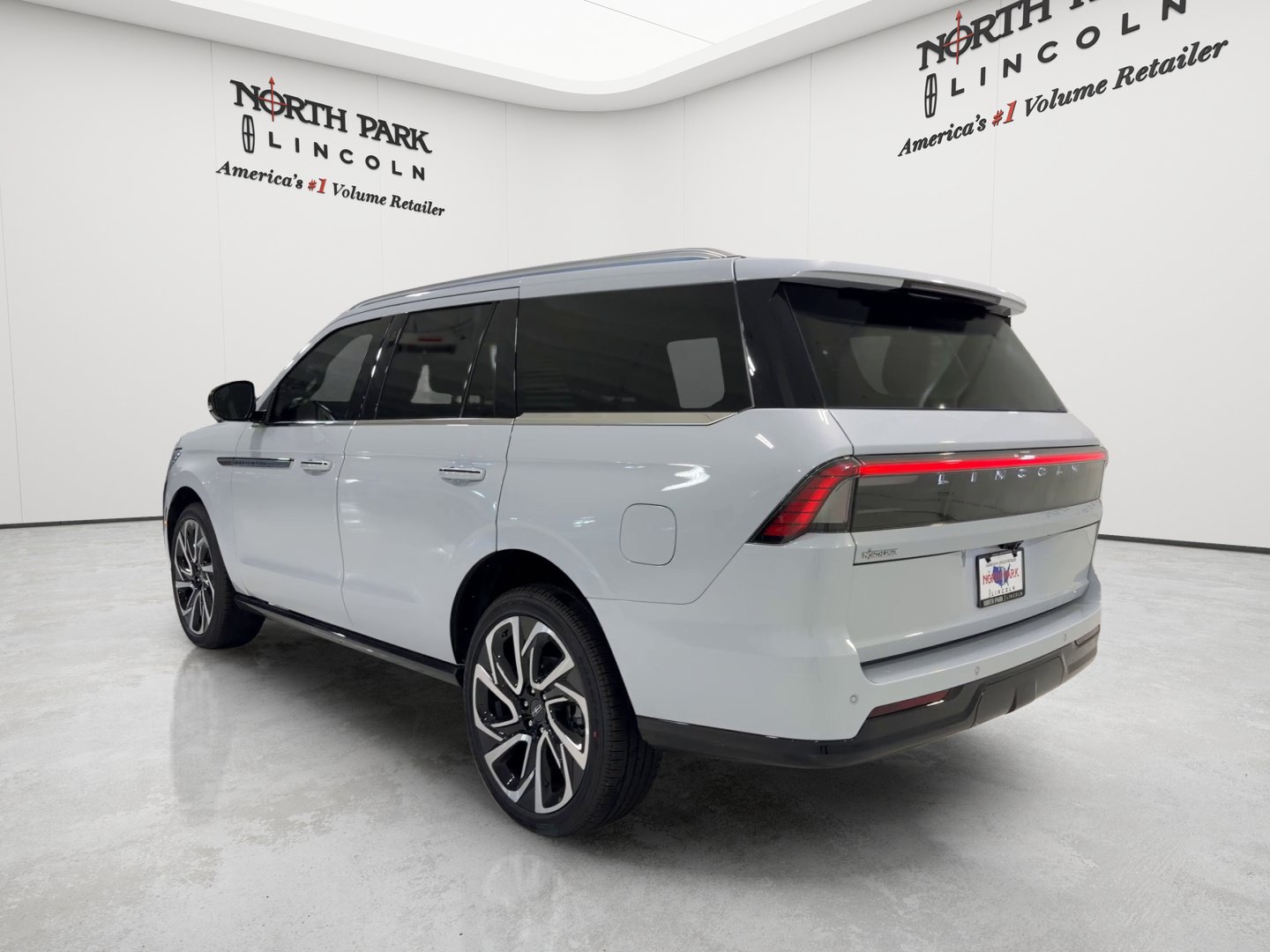 New 2026 Lincoln Navigator Reserve AWD/4WD image 3