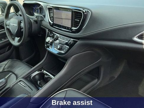 Used 2025 Chrysler Pacifica Limited image 28