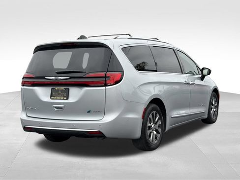 Used 2023 Chrysler Pacifica Pinnacle FWD image 10