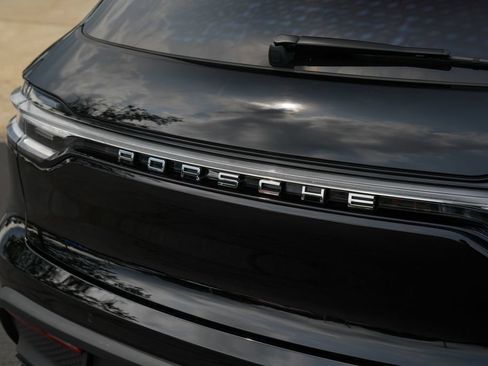 Certified 2026 Porsche Macan AWD/4WD image 16