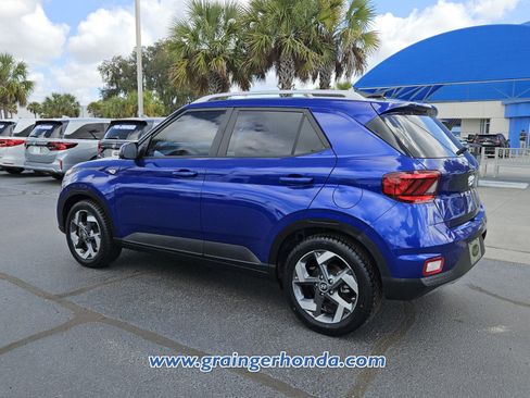 Used 2022 Hyundai Venue SEL image 3