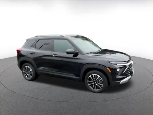 Used 2025 Chevrolet TrailBlazer LT image 2