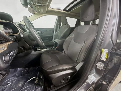 Used 2016 Jeep Cherokee Latitude w/ Comfort/Convenience Group FWD image 19