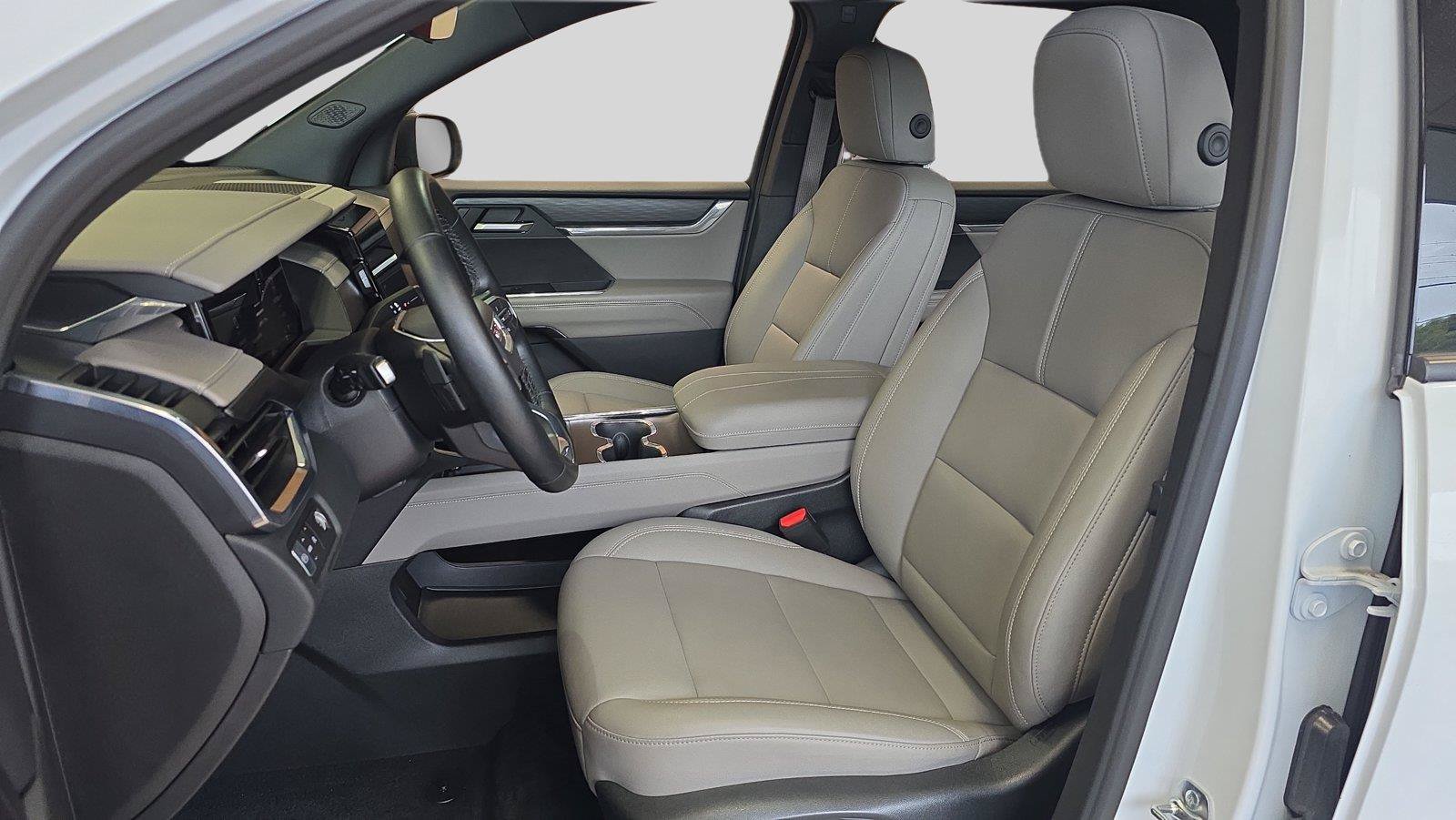 Used 2026 GMC Acadia Elevation w/ Elevation Premium Package FWD image 11