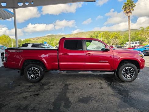 Used 2022 Toyota Tacoma TRD Sport w/ Technology Package AWD/4WD image 5