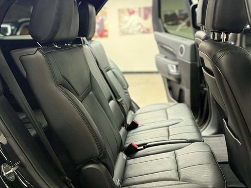 Used 2019 Land Rover Discovery HSE image 13