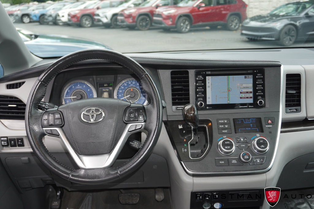 Used 2018 Toyota Sienna XLE w/ XLE Navigation Package FWD image 2