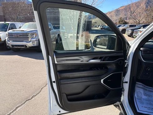 Used 2024 Jeep Wagoneer L Series II w/ Flexible Seating Group AWD/4WD image 10