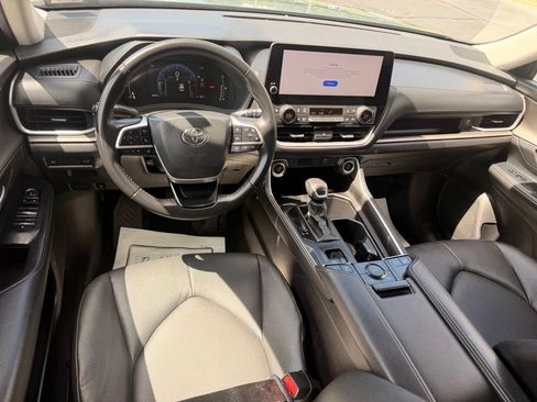 Used 2025 Toyota Grand Highlander AWD image 13