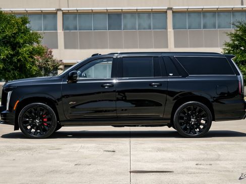 Used 2026 Cadillac Escalade ESV V w/ LPO, ONYX Package AWD/4WD image 7