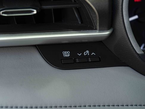Used 2024 Toyota Highlander XLE FWD image 41