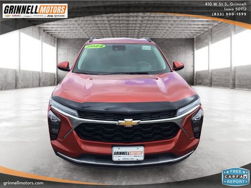 Used 2024 Chevrolet Trax LT w/ Driver Confidence Package FWD image 2