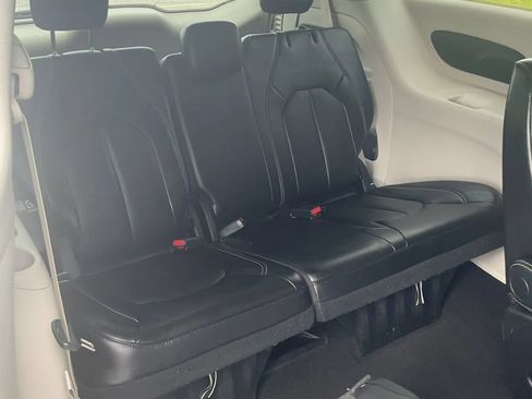 Used 2024 Chrysler Pacifica Touring-L FWD image 36