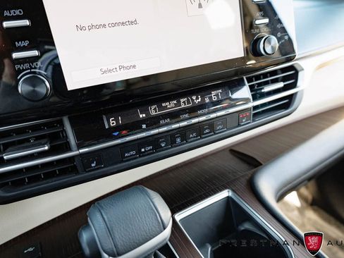 Used 2022 Toyota Sienna XLE image 34