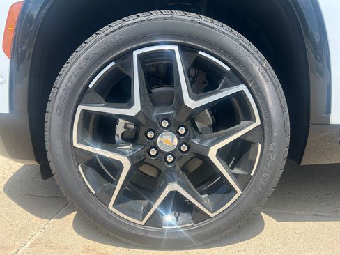 New 2026 Chevrolet Traverse High Country w/ LPO, Floor Liner Package AWD/4WD image 10