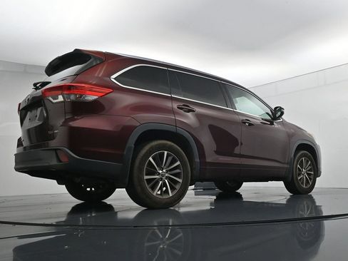 Used 2018 Toyota Highlander XLE AWD/4WD image 23