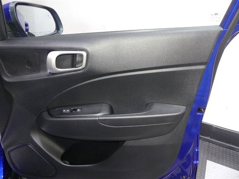 Used 2022 Hyundai Venue SEL FWD image 19