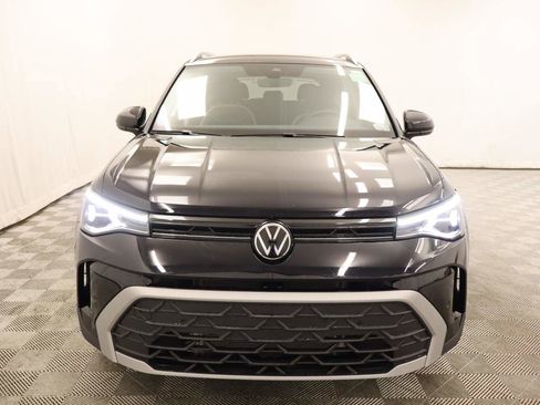 Used 2025 Volkswagen Taos SE image 3