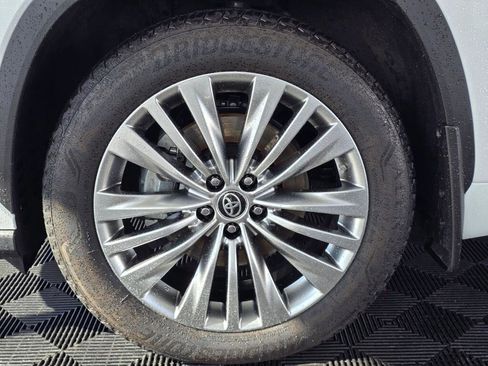 Used 2024 Toyota Highlander Platinum image 11