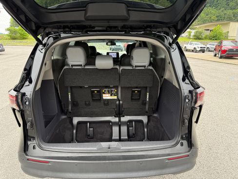 Used 2023 Toyota Sienna XLE image 10